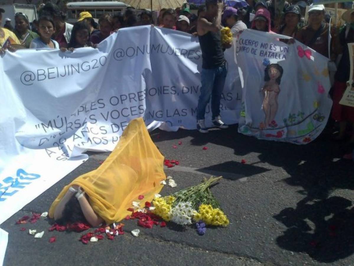Mujeres hondureñas exigen igualdad y paz
