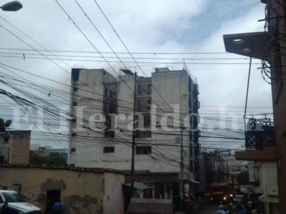 Incendio se desata en edificio de barrio Los Dolores