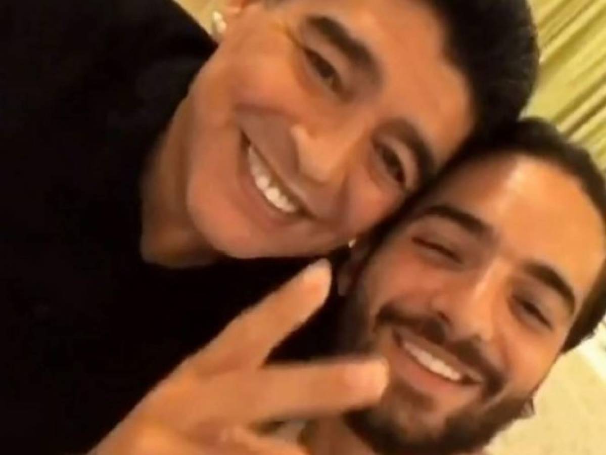 Fans de Maluma se molestan por beso del ex futbolista Maradona