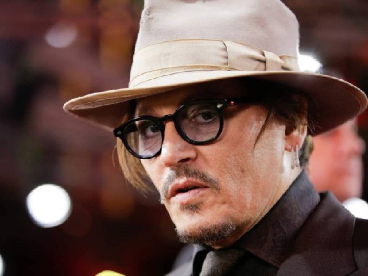 Demanda de Depp contra tabloide británico aplazada por virus