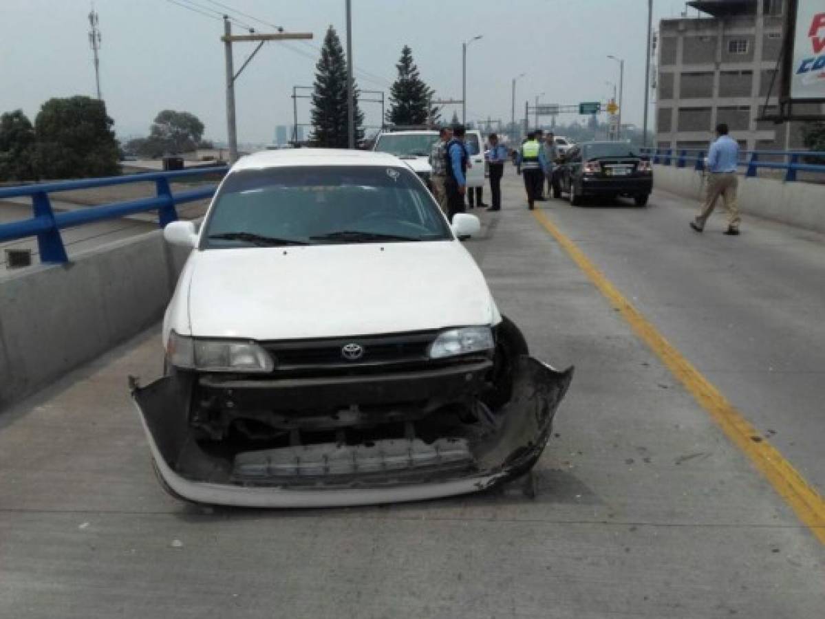 Fuerte choque entre taxi y motocicleta en nuevo puente aéreo de El Prado