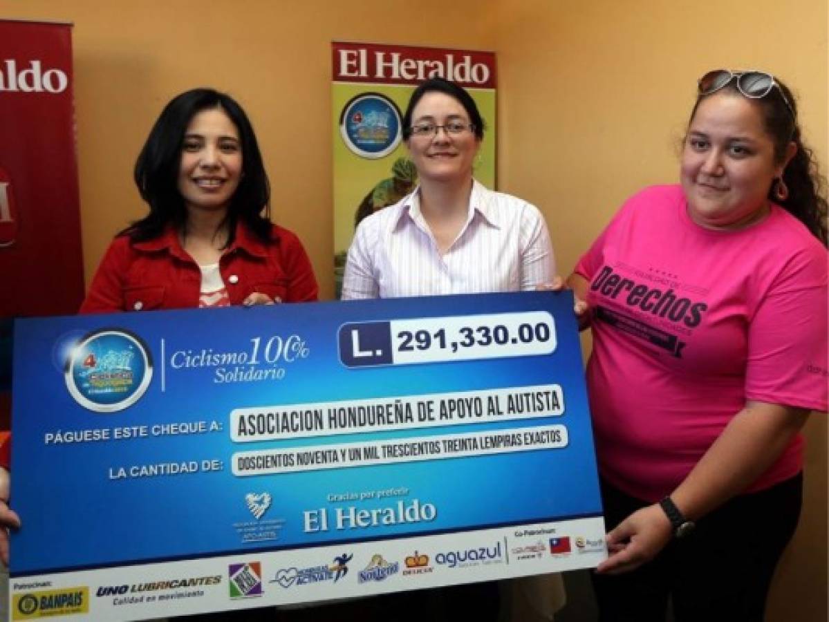 (Vuelta-2015) Haciendo la respectiva entrega del cheque con los fondos recaudados a la Asociación Hondureña de Apoyo al Autista.