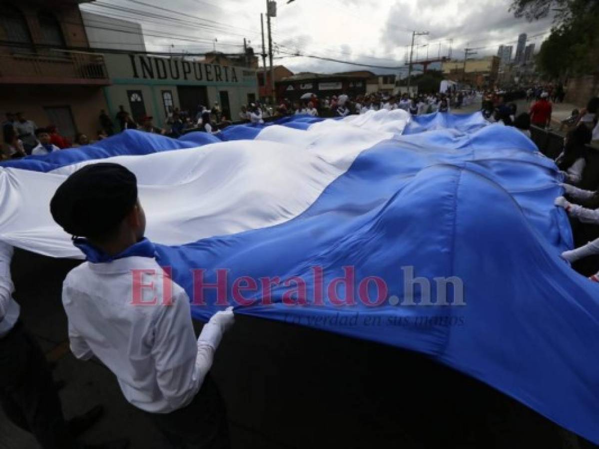 Con coloridos desfiles patrios, Honduras celebra 198 años de independencia