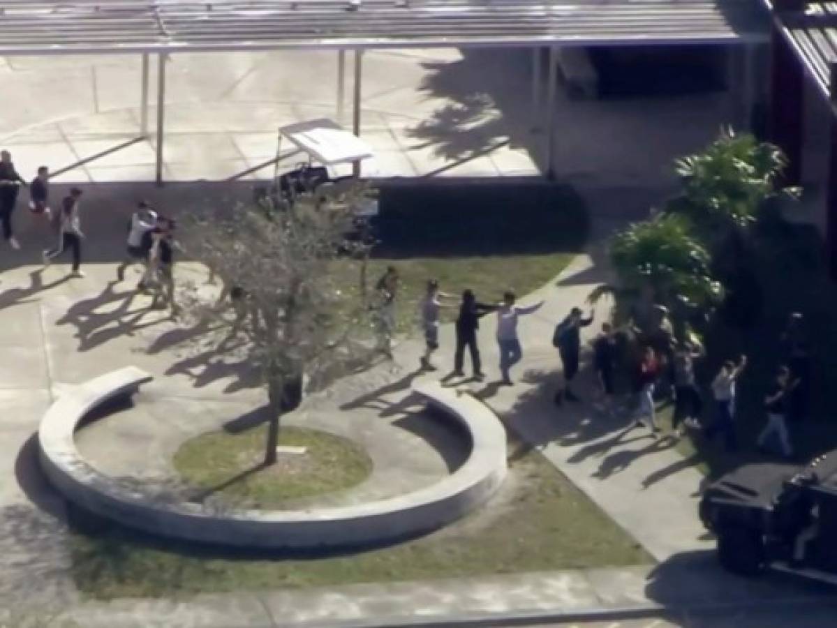 Al menos 17 muertos y unos 50 heridos en tiroteo en escuela secundaria en Parkland, Florida