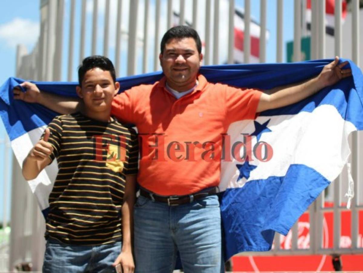 Ambiente de fiesta en las afueras del Nacional previo al Costa Rica-Honduras