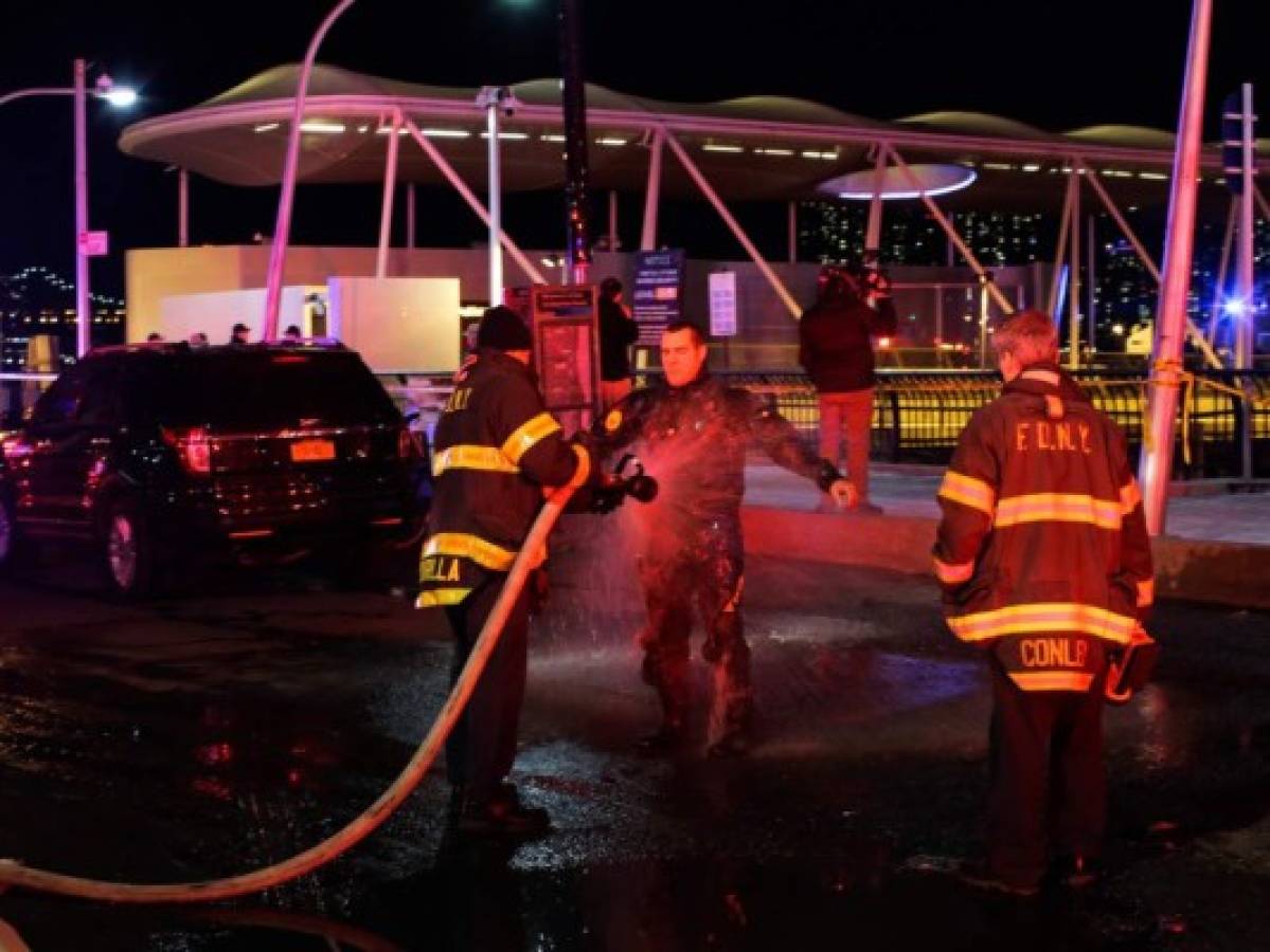 Al menos dos muertos al estrellarse helicóptero en el East River de Nueva York