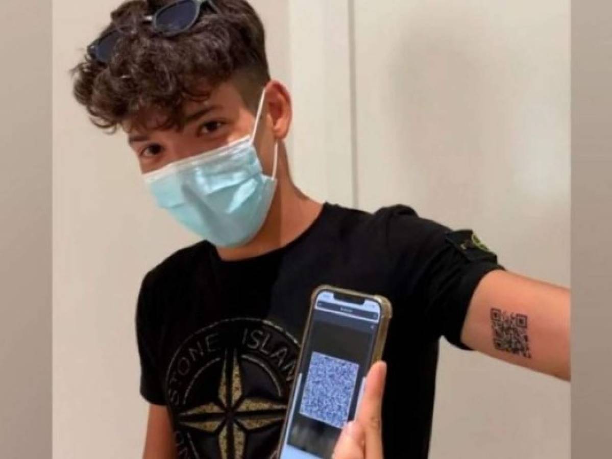 'Me gusta ser diferente': Italiano se tatúa pasaporte sanitario de covid-19 en su brazo