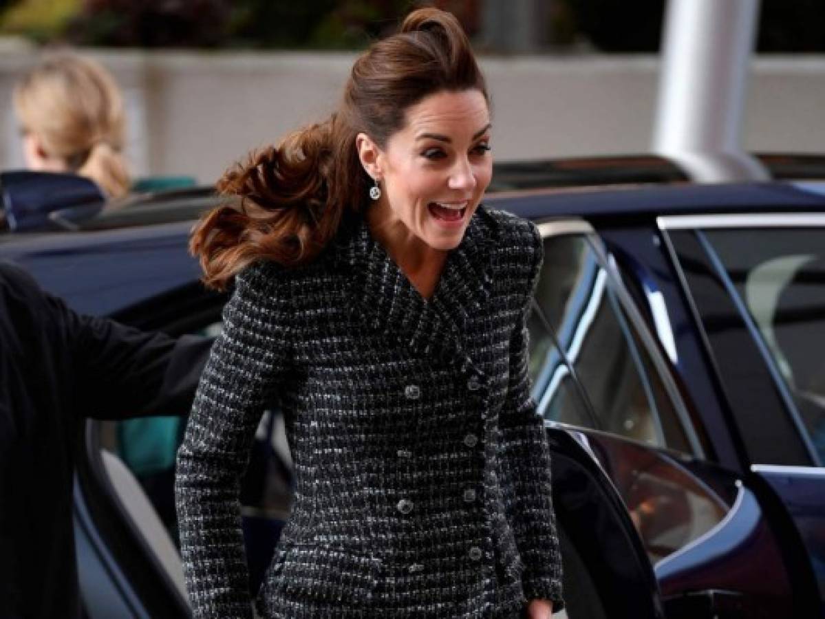 Kate Middleton sufre contratiempo con el viento y su minifalda  