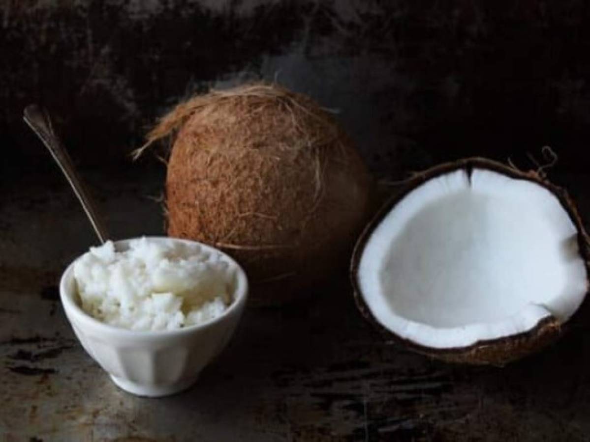 Mezcla bicarbonato con aceite de coco para una piel hermosa  