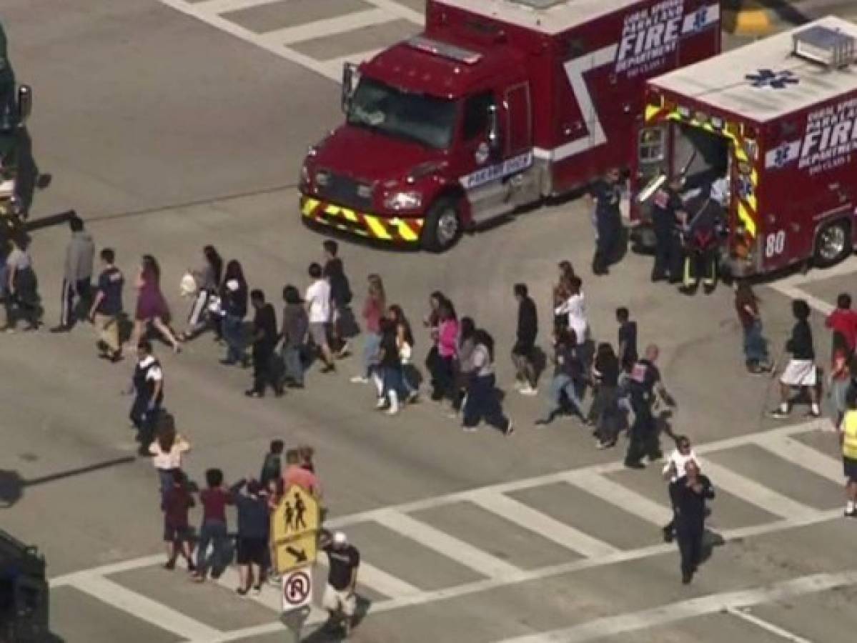 Al menos 17 muertos y unos 50 heridos en tiroteo en escuela secundaria en Parkland, Florida