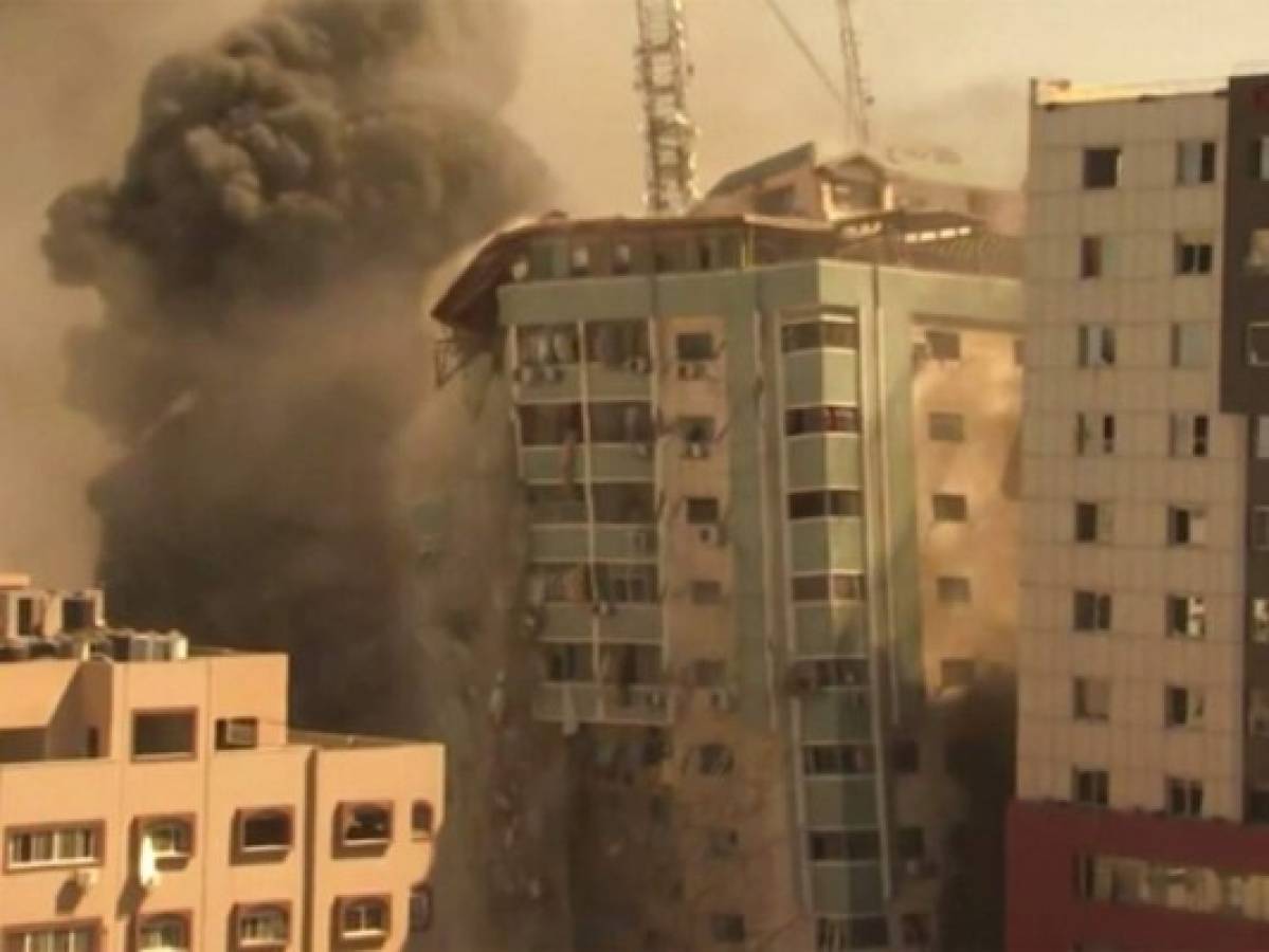 Israel destruye edificio que albergaba sede de AP en Gaza    