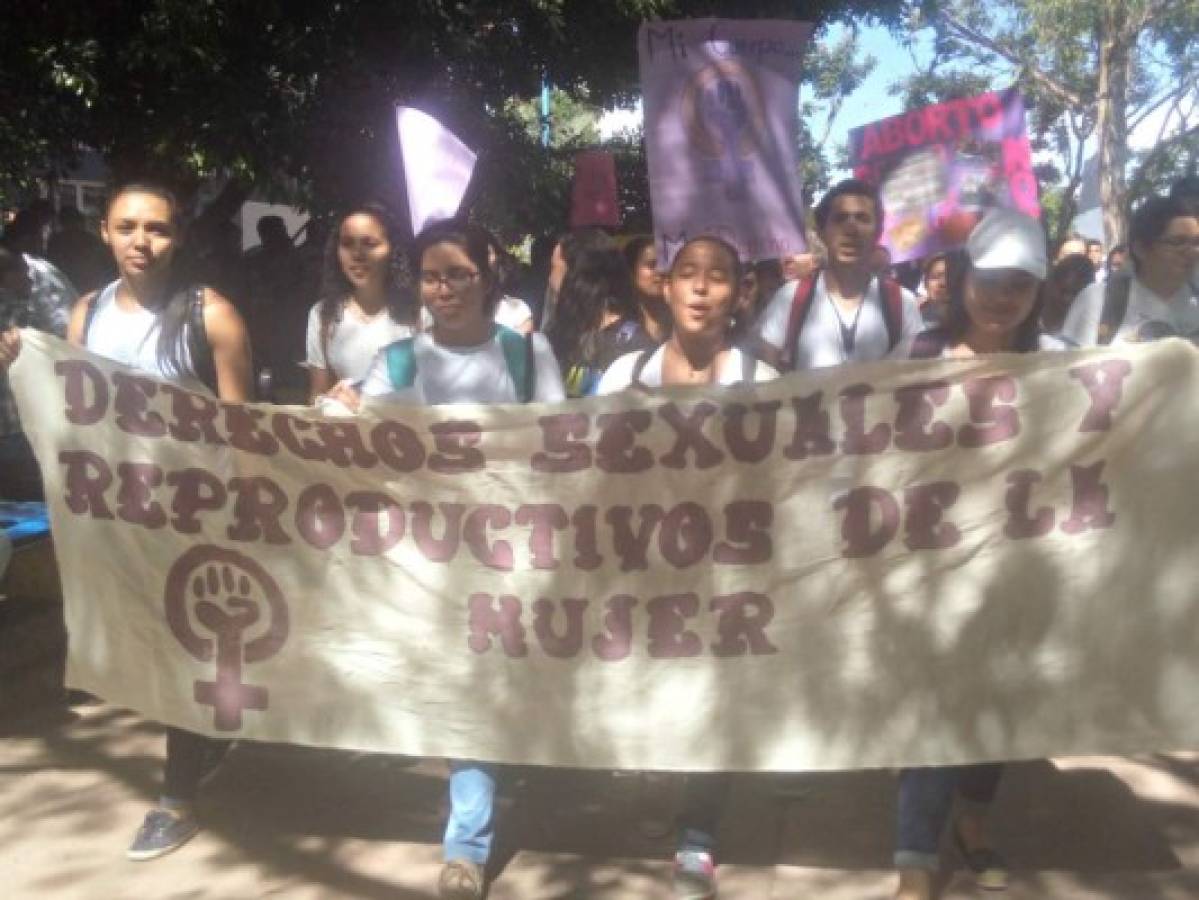 En apoyo al aborto alumnos de UNAH realizaron movilización interna