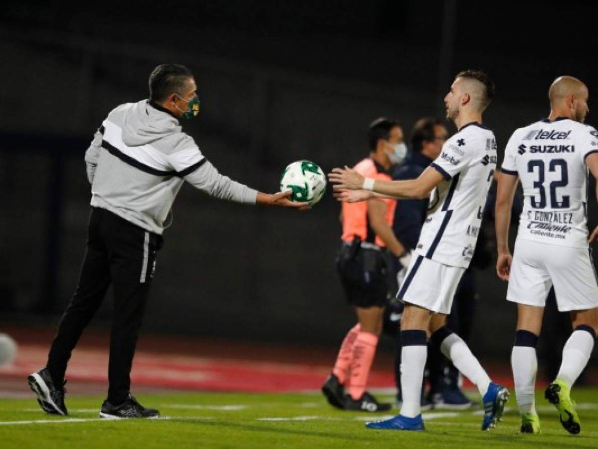 Ambriz, técnico campeón en México, fue internado por covid-19