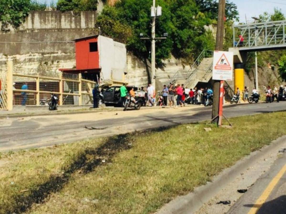 El accidente ocurrió a escasos metros del puente que está cerca de la colonia Jardines del Country.