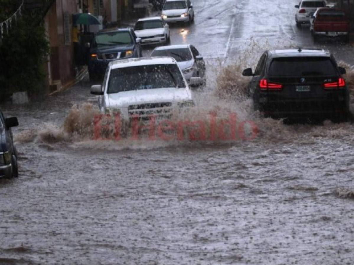 Sorpresivo aguacero deja calles inundadas y crecida de quebradas en la capital