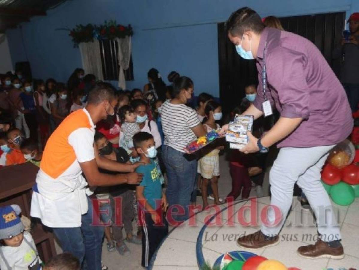 En Los Pinos, los chiquitines hicieron fila para recibir su regalo. Foto: El Heraldo