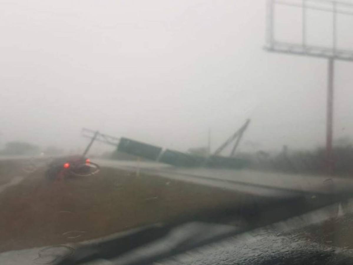 Honduras: Fuertes lluvias provocan caída de rótulo en carretera CA-5