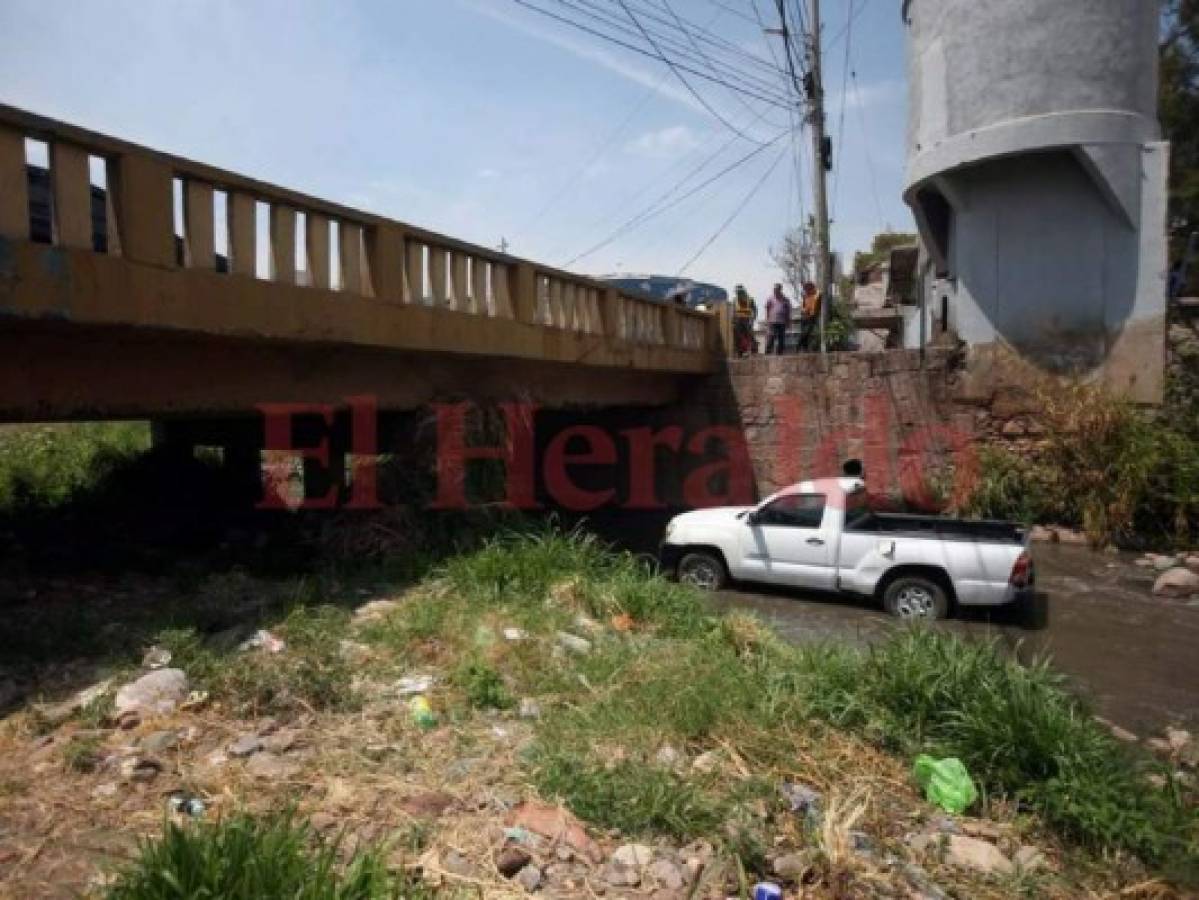 Vehículo cae en el Río Chiquito de la capital de Honduras