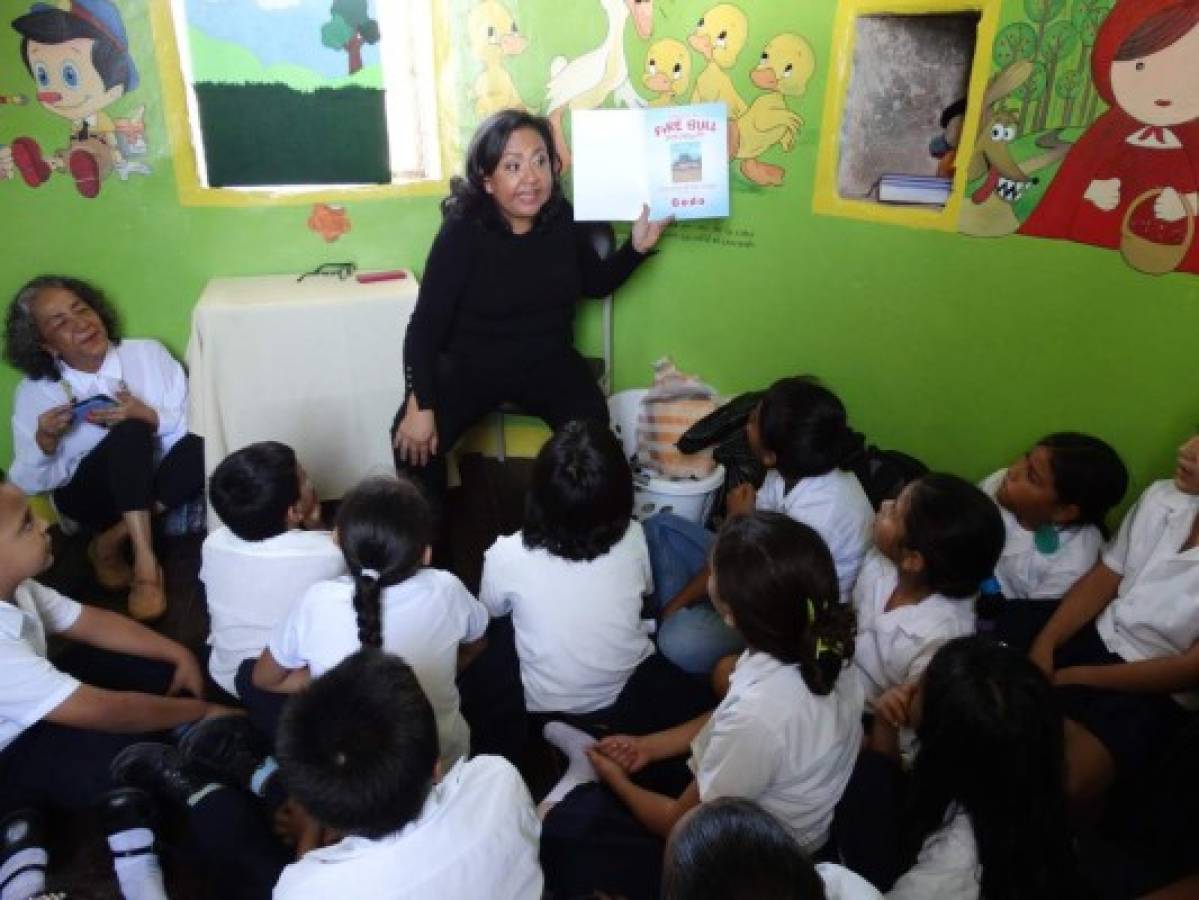 Niños se apasionan por la lectura en antiguo cuartel en La Paz