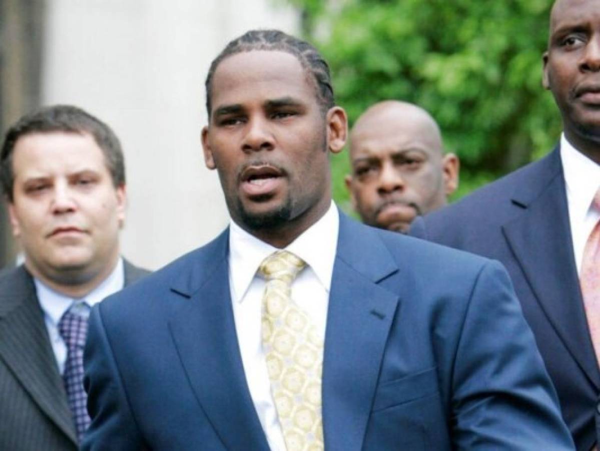 Testigo acusa a R. Kelly de encerrarla antes de abuso sexual