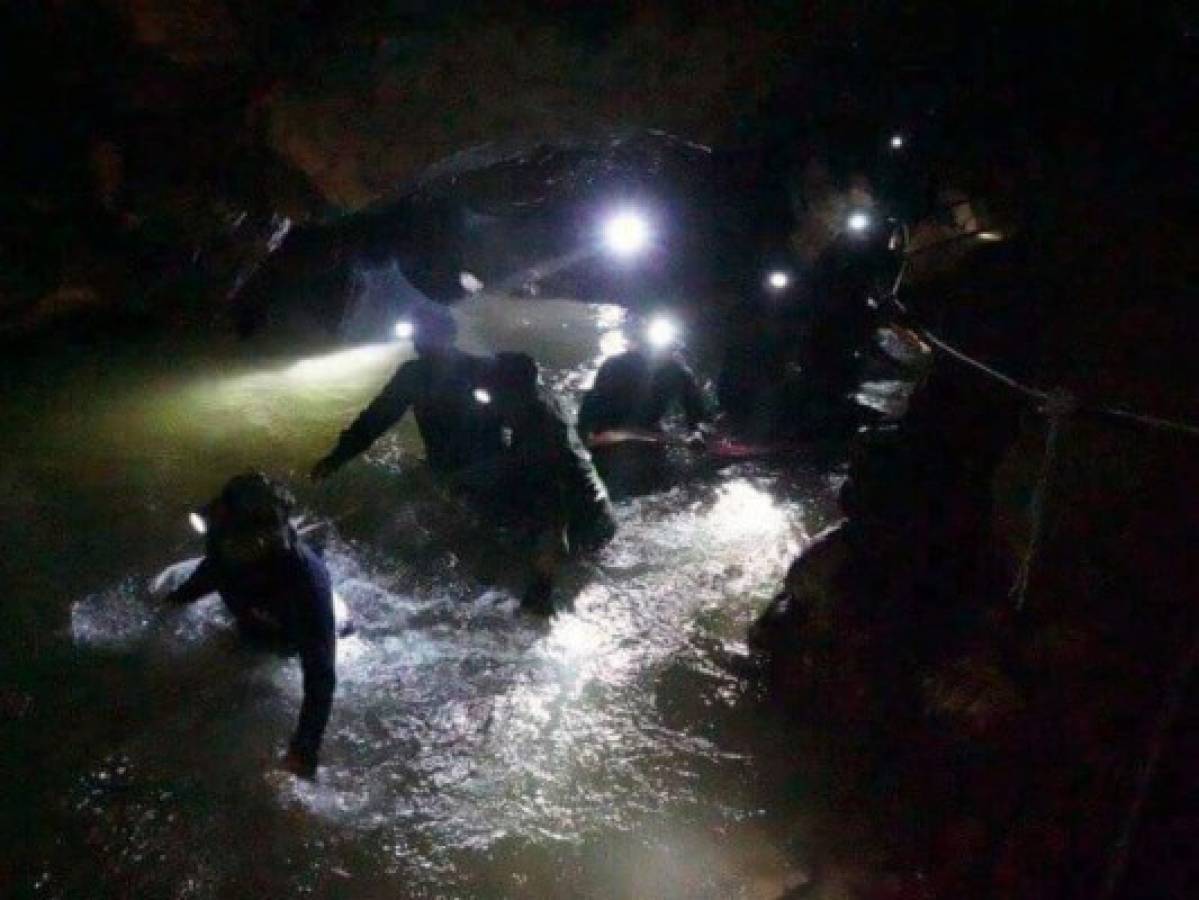 Lluvias dificultarían rescate de niños atrapados en una cueva en Tailandia