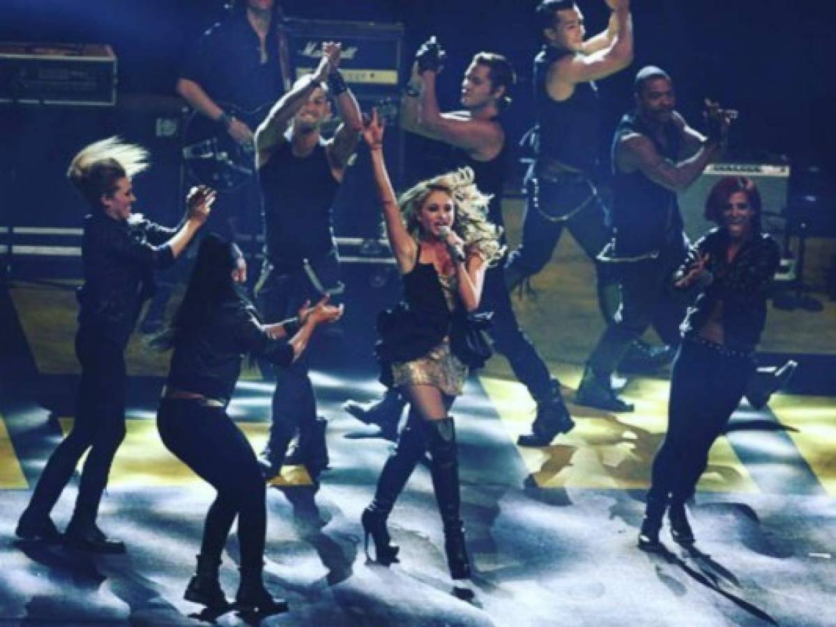 Paulina Rubio se lesiona tras caída en el escenario durante concierto