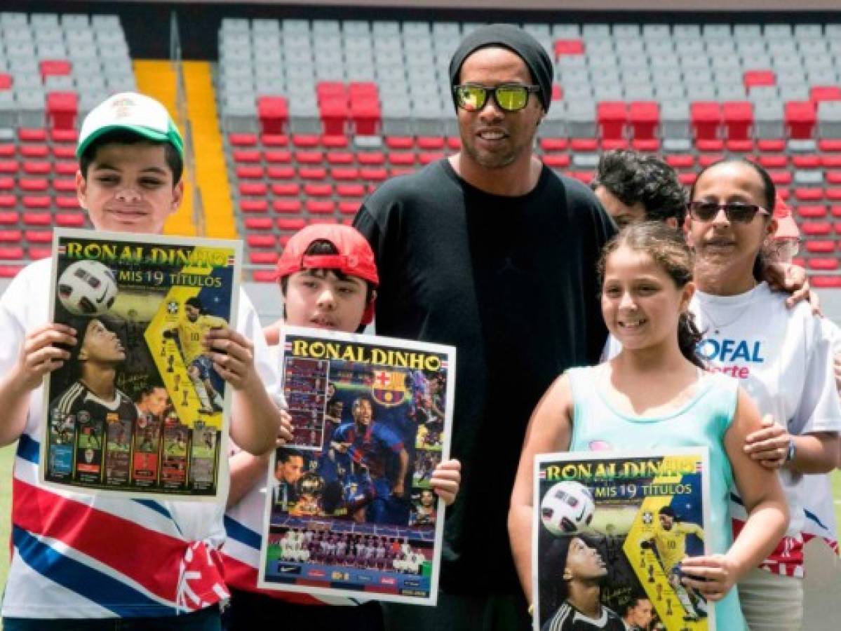 Video: El noble gesto de Ronaldinho con un aficionado que invadió la cancha en Costa Rica