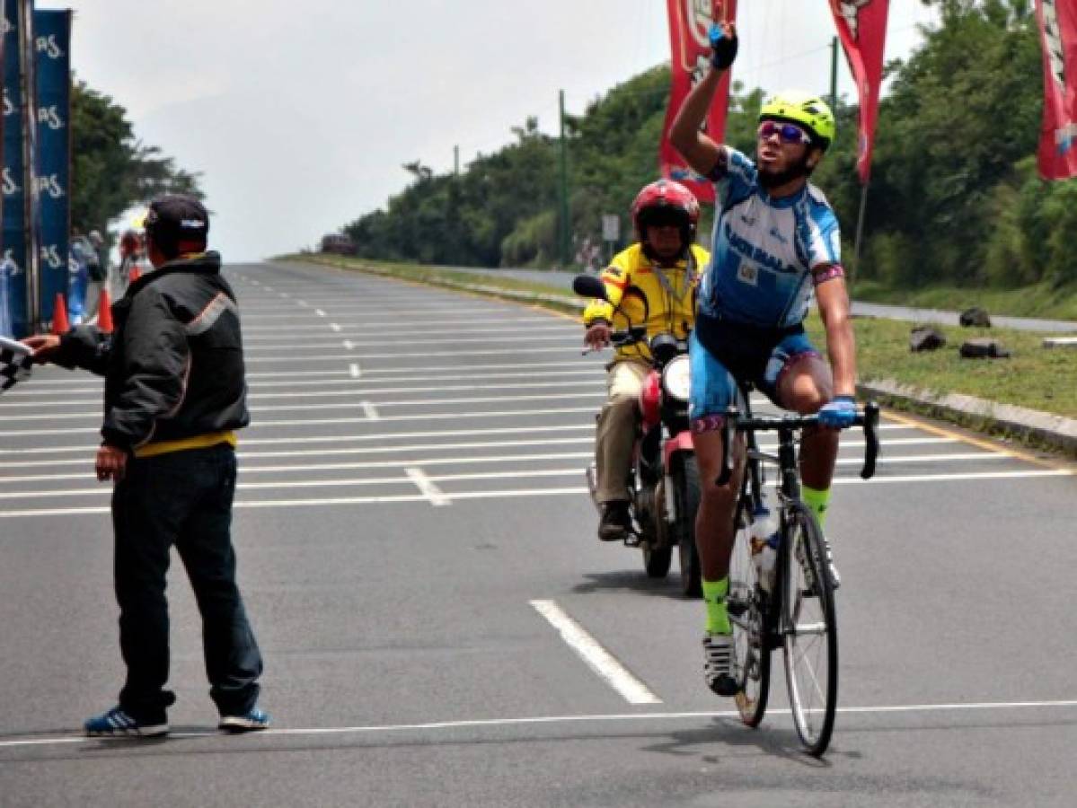 Guatemalteco Bryan Ríos ganó la Vuelta Roja en Puerto Cortés