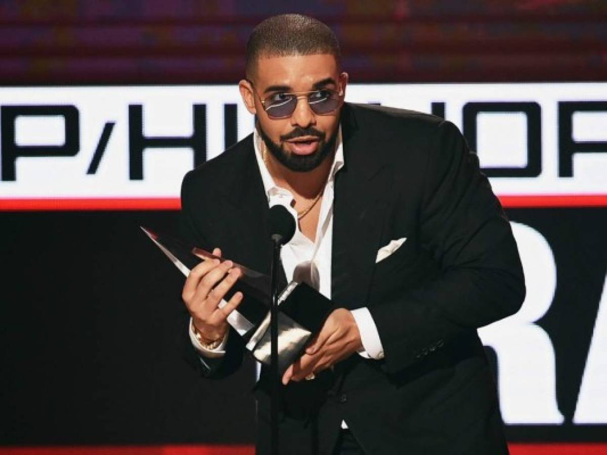 Drake dice que los Grammys lo encasillan como artista negro