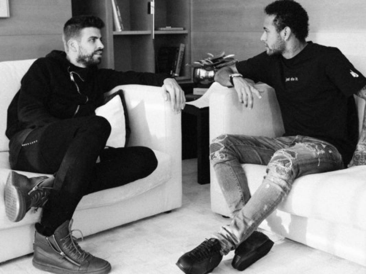 Piqué y Neymar en la conversación para The Player´s Tribune. PHOTO BY SAM ROBLES/THE PLAYERS' TRIBUNE