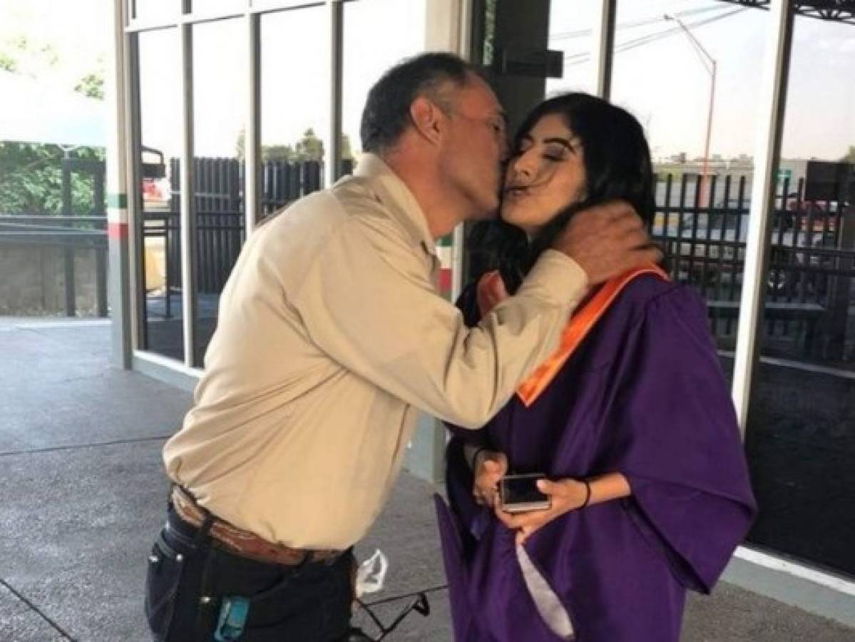 Joven migrante corre hasta la frontera el día de su graduación para abrazar a su padre deportado 