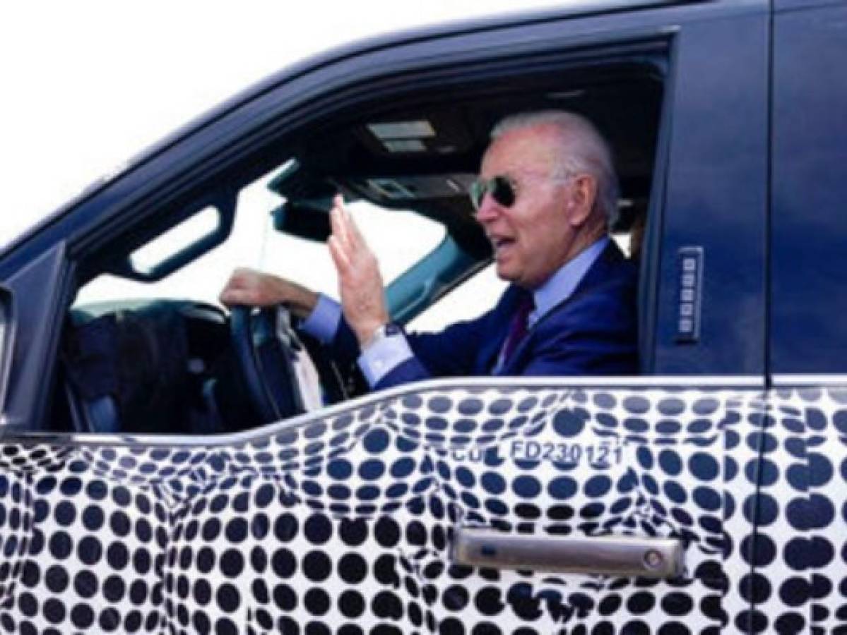 Biden regresa al volante en camioneta eléctrica