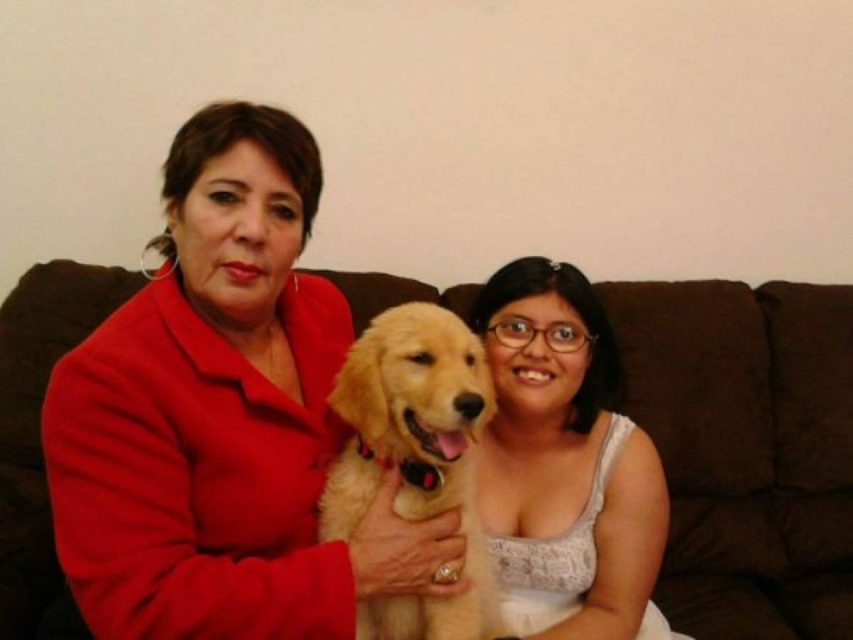 Sauceda junto a su hija y su mascota