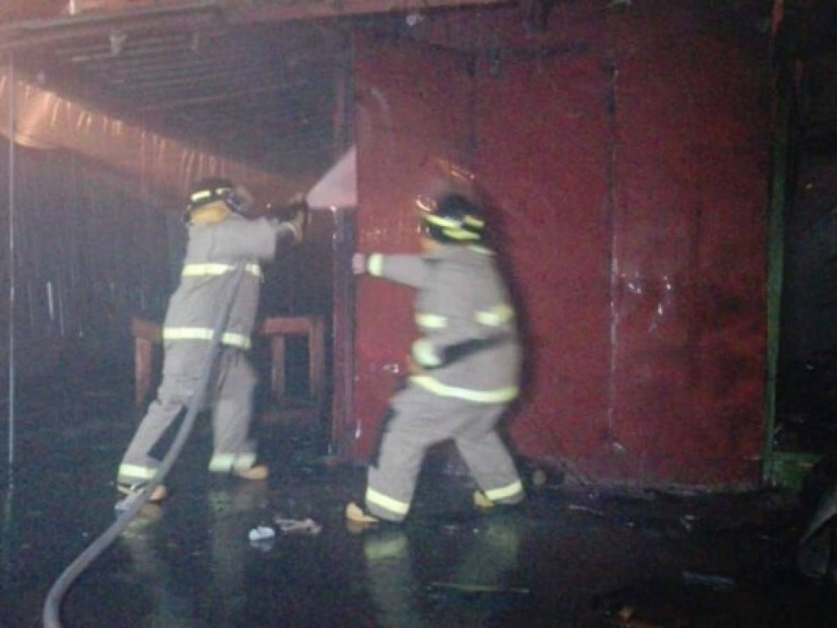 Incendio consume 12 puestos en mercado 'La Línea' de San Pedro Sula  