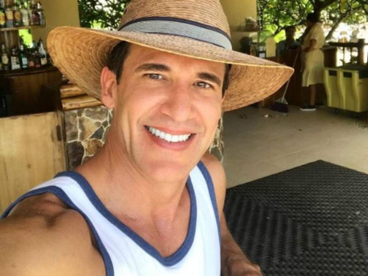 Actor Jorge Aravena publica foto sin nada de ropa