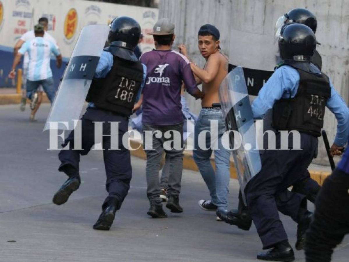 Heridos y detenidos deja enfrentamiento de barras en el clásico Olimpia vs Motagua en el Nacional de Tegucigalpa