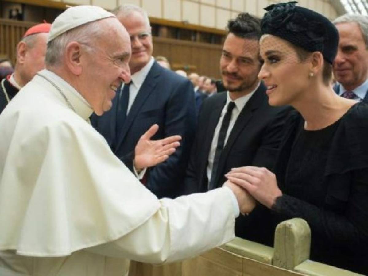 Katy Perry y Orlando Bloom saludan al papa Francisco en la Ciudad del Vaticano