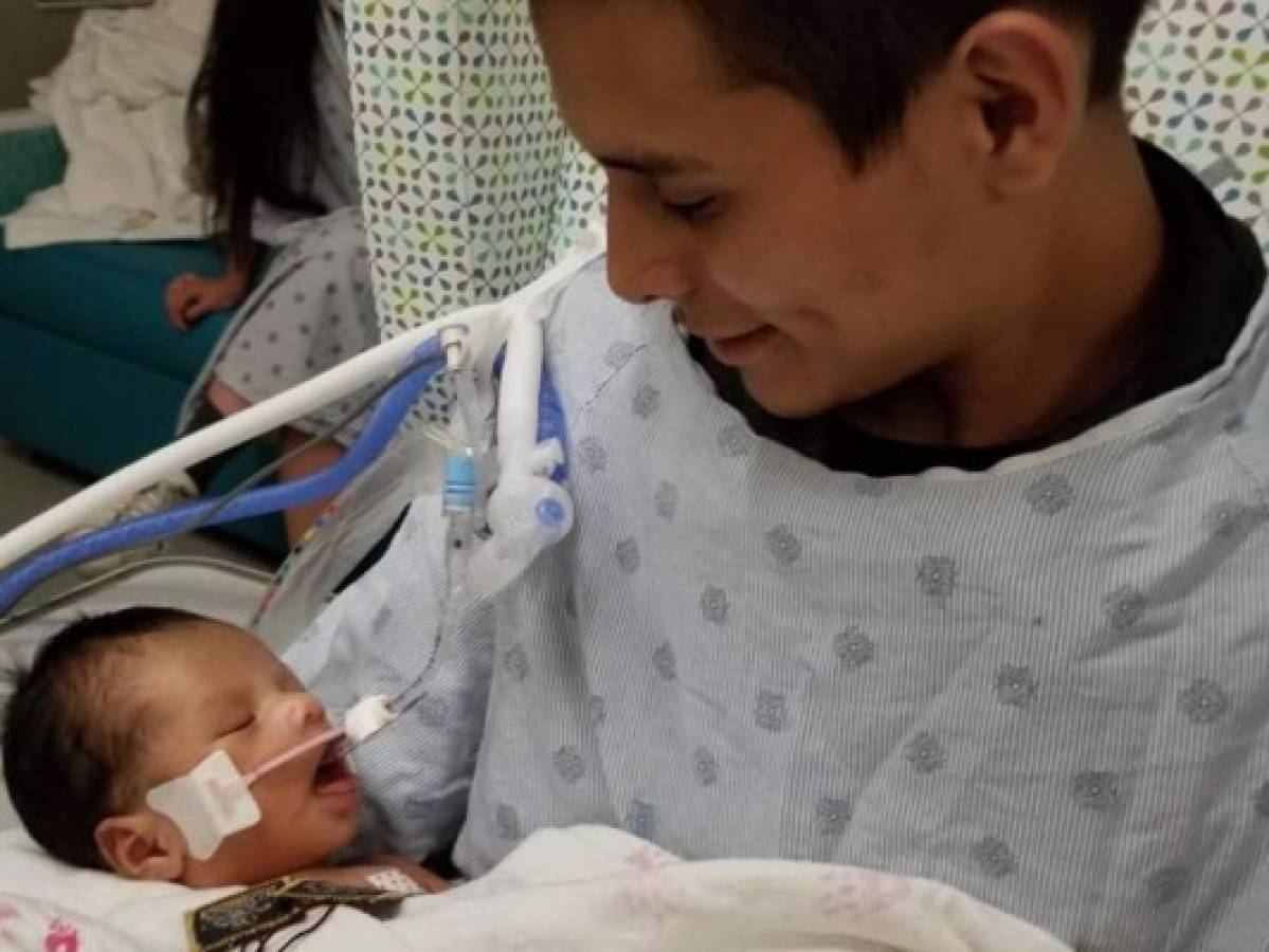 Bebé robado del vientre de joven hispana, Marlen Ochoa, abre los ojos por primera vez
