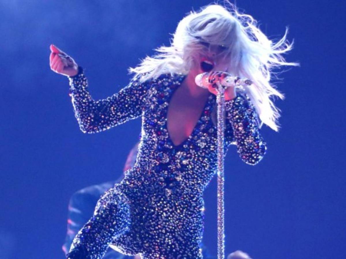 Lady Gaga cae de un escenario mientras baila con un fan