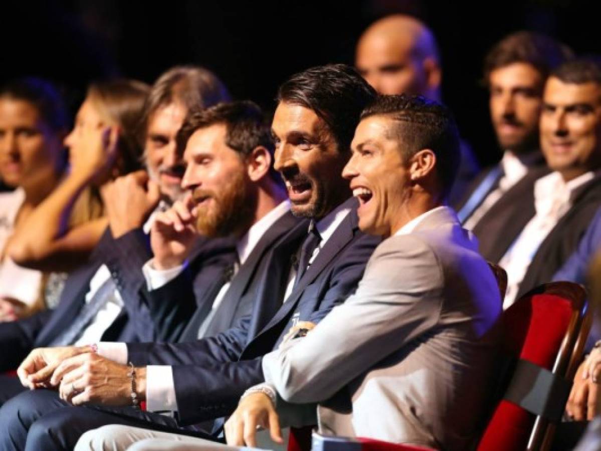 Cristiano Ronaldo se burla de Buffon en plena ceremonia de la UEFA y lo llama 'viejito'