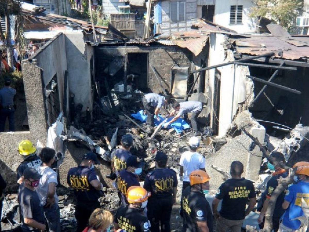 Avión se estrella contra una casa en Filipinas y deja 10 personas muertas