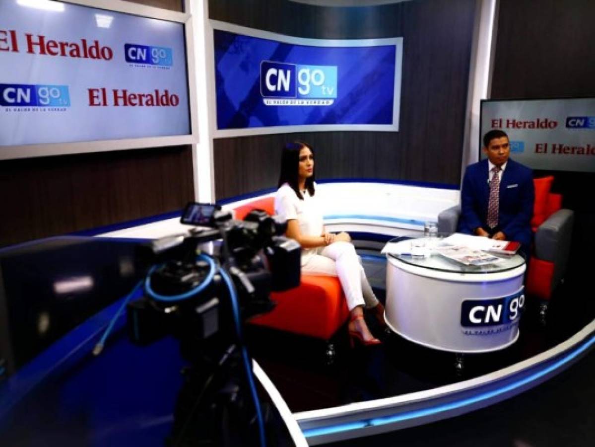 Instante en que la presentadora Andrea Hernández de GO TV y el periodista Fernando Maldonado de EL HERALDO entrevistaban al diplomático Thomas Shannon.