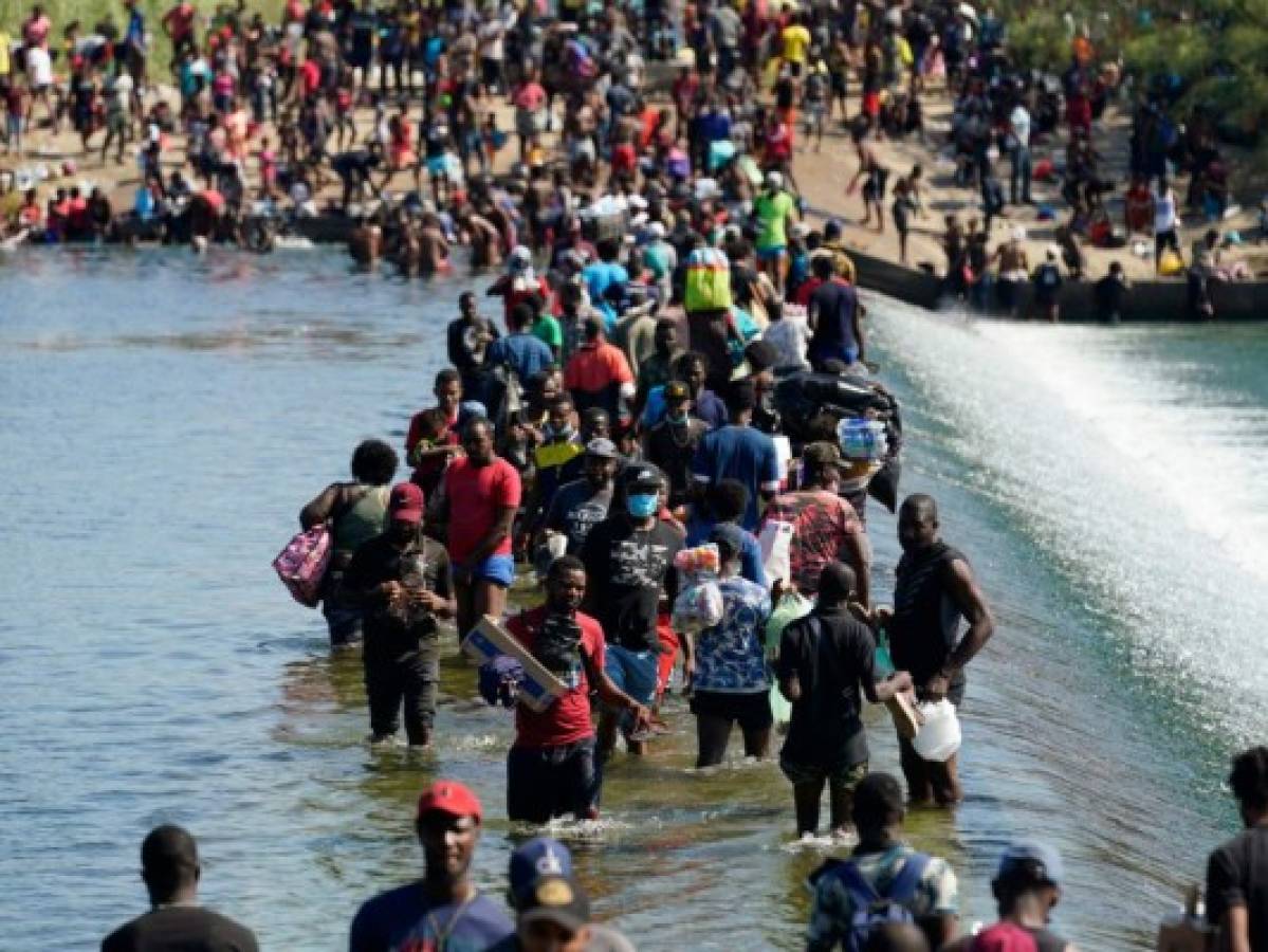 Miles de migrantes haitianos acampan bajo puente en Texas  