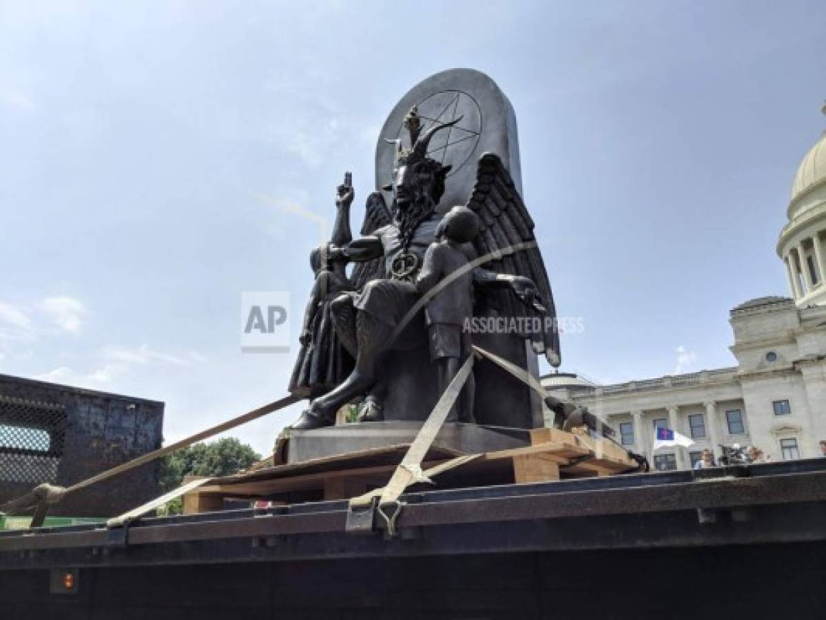 Satanistas piden retirar estatua de Diez Mandamientos y develan su propio ídolo 