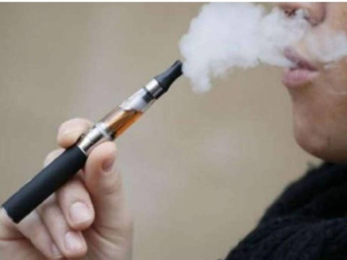 Aunque los médicos siguen intentando descubrir los efectos en la salud que puede generar el uso de cigarrillos electrónicos, ya se han reportado enfermedades pulmonares en donde los afectados declararon haber usado estos productos. Foto: AFP