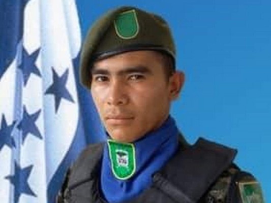 Desgarradora imagen de militares hondureños llorando sobre el cadáver de su compañero que murió en un enfrentamiento contra pandilleros