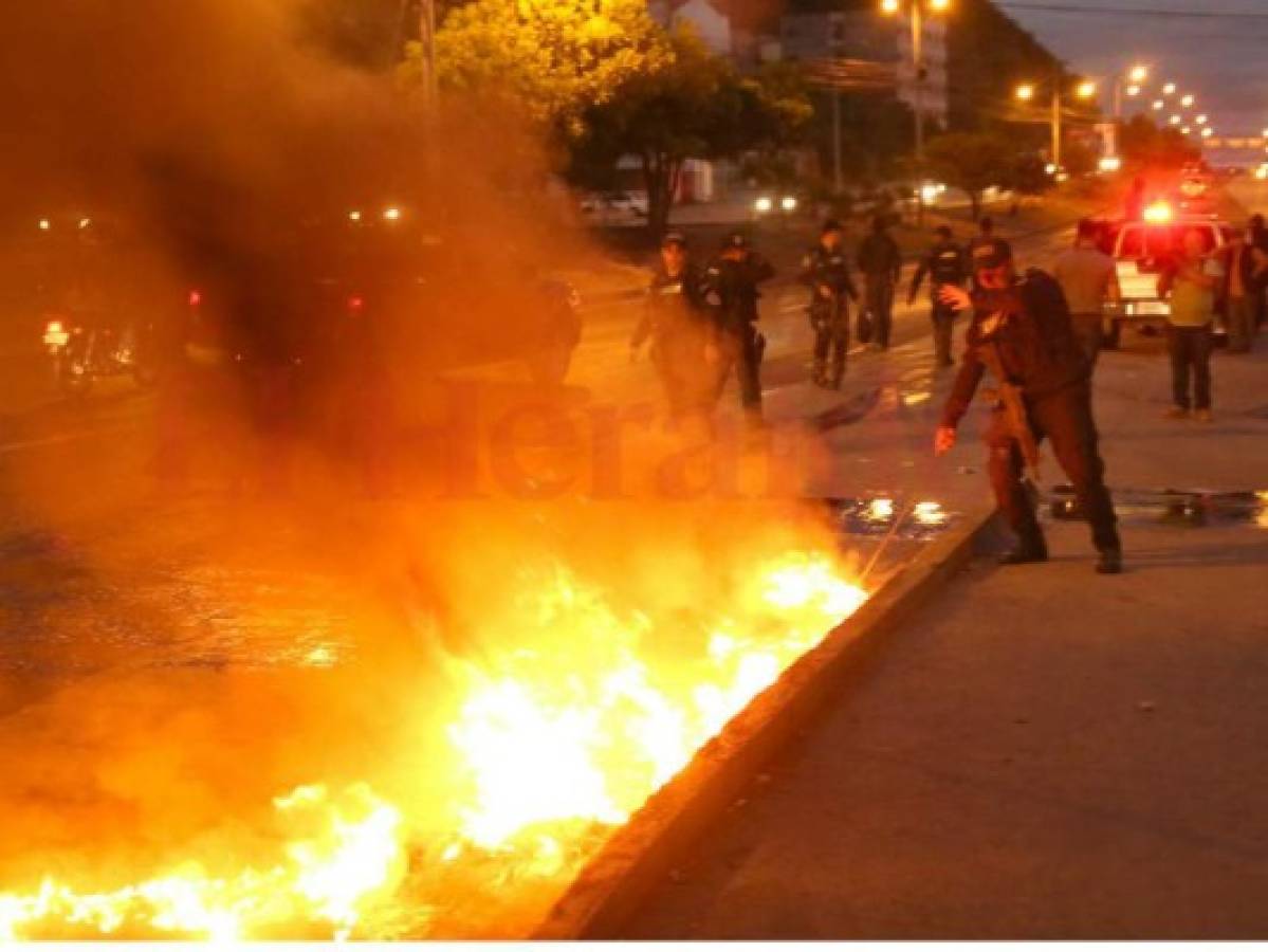 Las principales vías de la capital hondureña se encuentran tomadas a esta hora de la noche