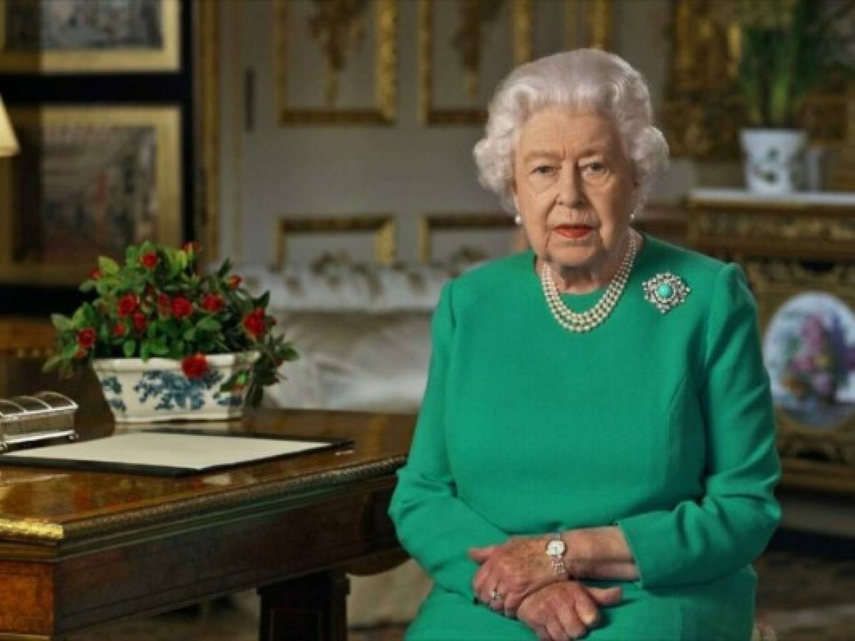 Reina Isabel II rinde homenaje a las víctimas de las Torres Gemelas  