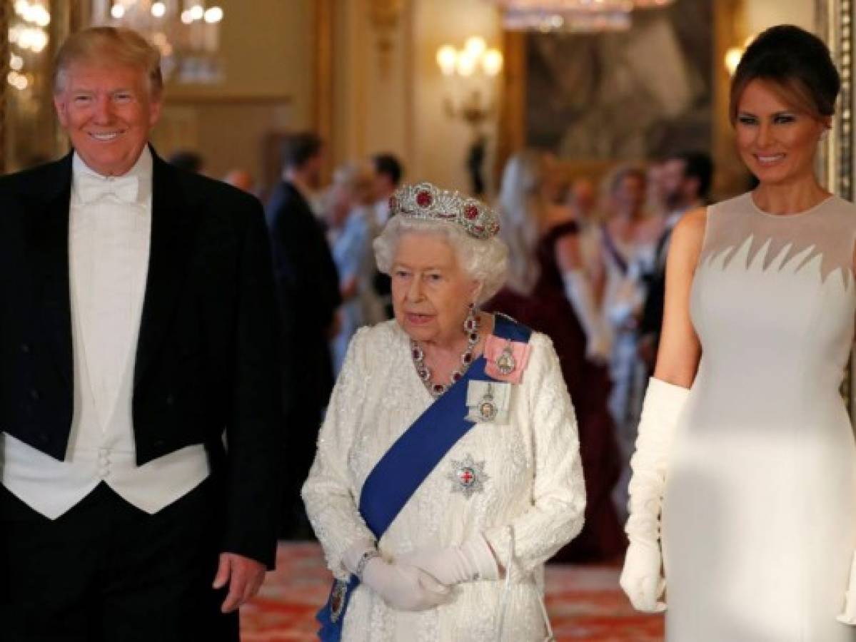Donald Trump es recibido por la reina Isabel II tras llegar a Londres insultando a su alcalde