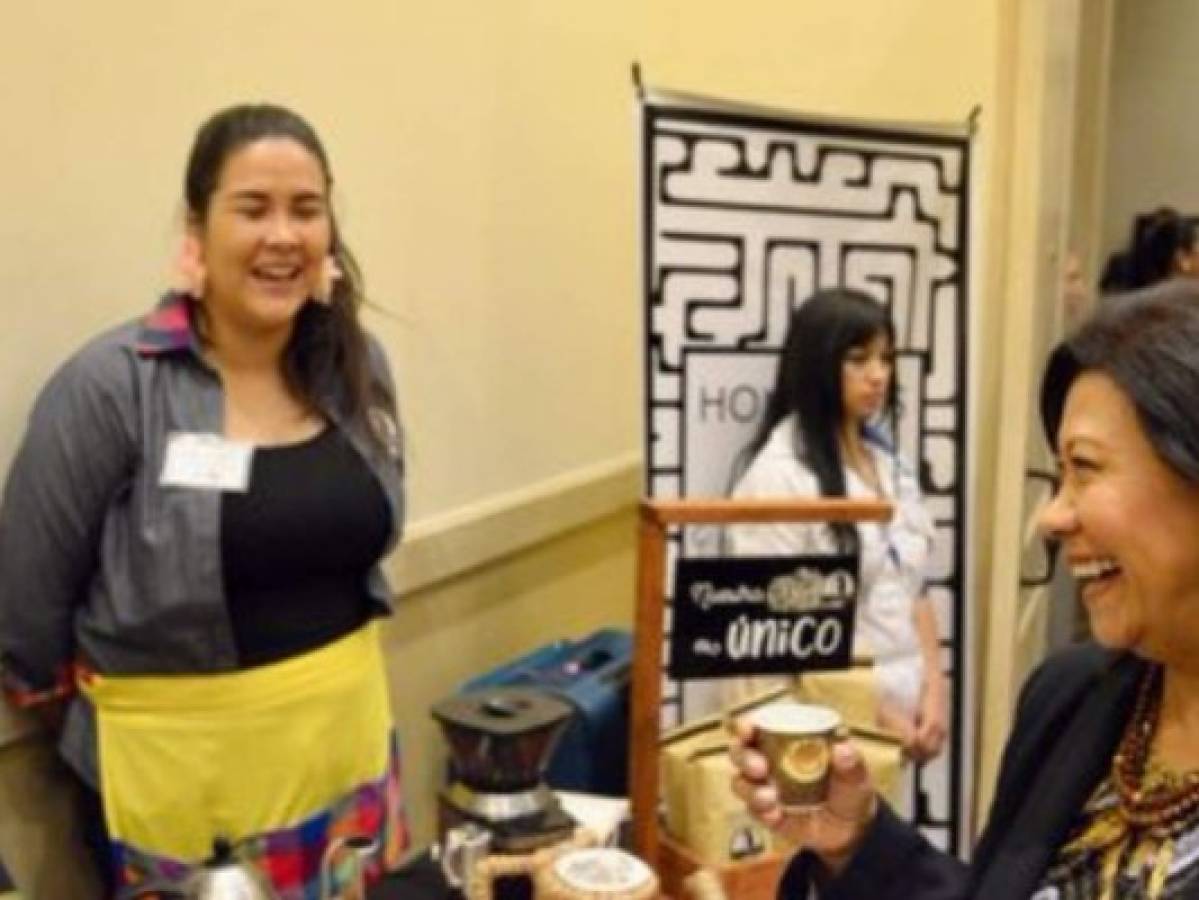 Café y artesanías hondureñas impresionan a congresista Norma Torres